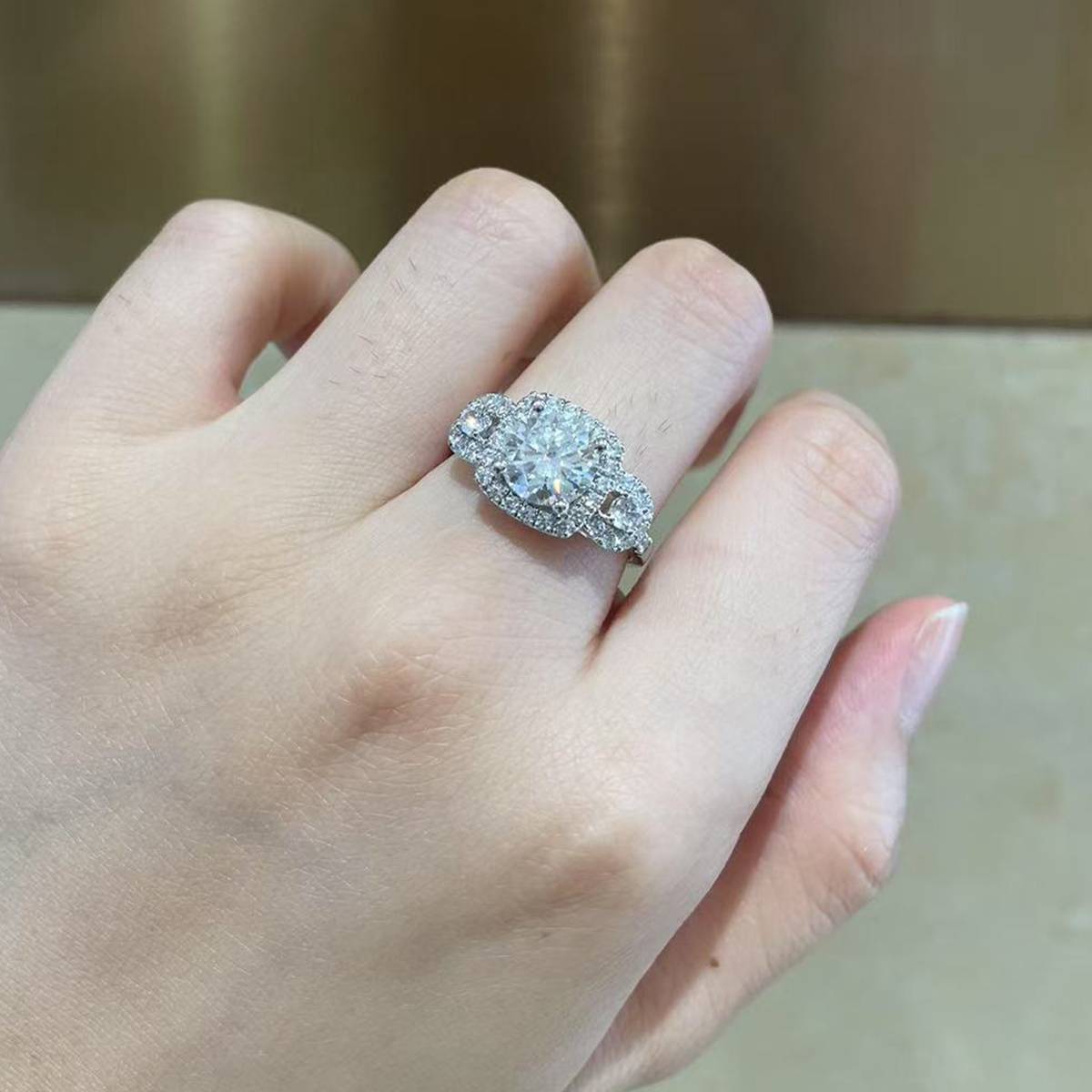 三石款圆包女戒S925银镀白金定制选款主石莫桑钻2.0ct/副石高碳钻